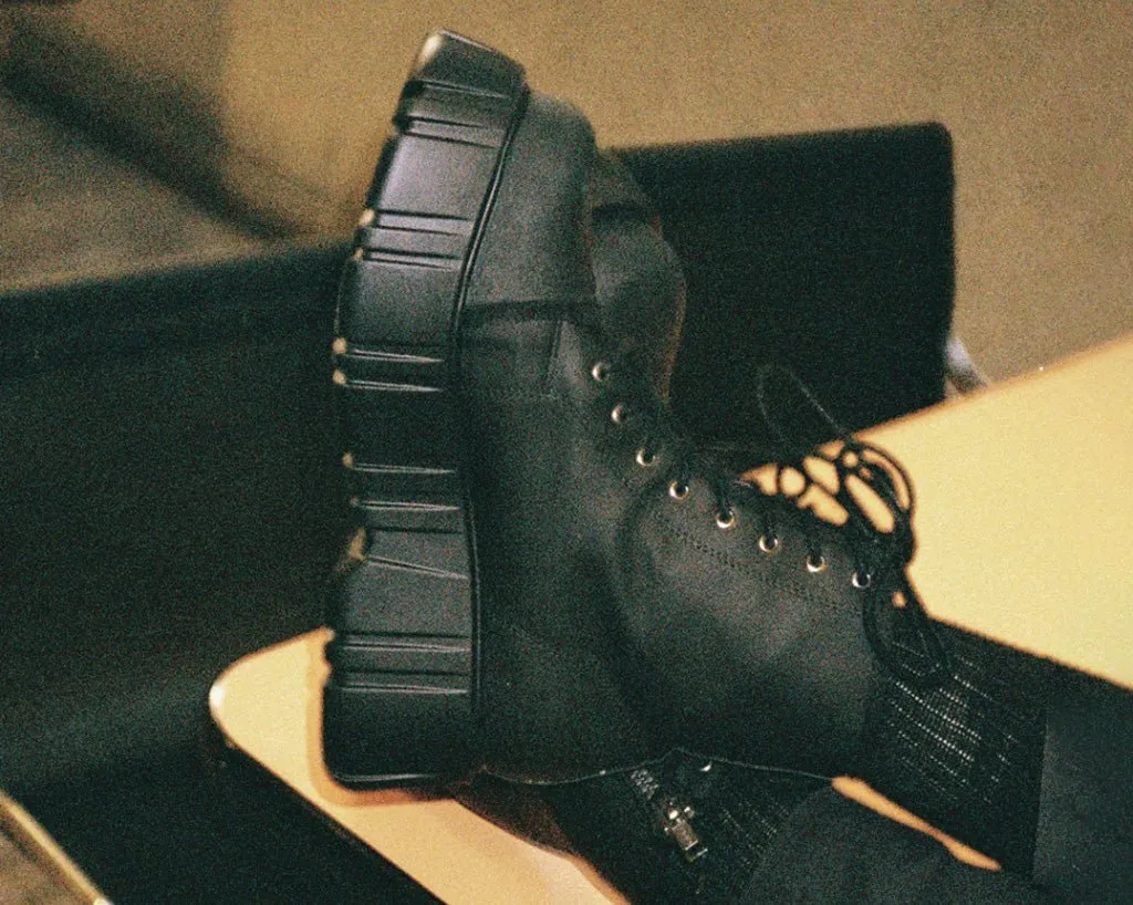 Black 8-Eye Anarchic Airship Boot